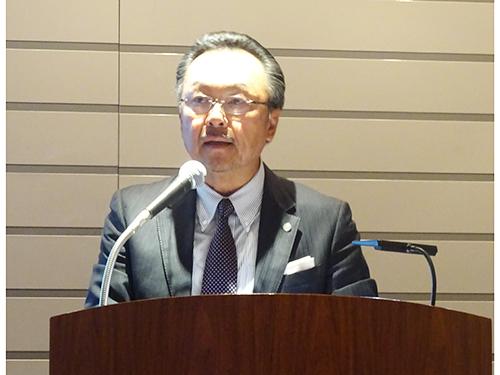 あいさつする河端義彦社長